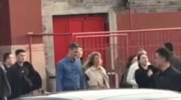 Pedro Sánchez y Begoña Gómez pasean juntos por las calles más turísticas de Pekín