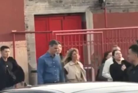 Pedro Sánchez y Begoña Gómez pasean juntos por las calles más turísticas de Pekín