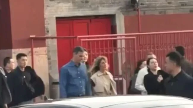 Pedro Sánchez y Begoña Gómez pasean por las calles más turísticas de Pekín