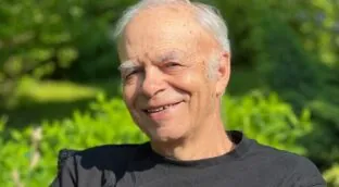 Peter Singer, filósofo, ya lo advirtió a sus 64 años: «La felicidad se amplía cuando nos preocupamos por los demás y actuamos éticamente»