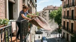 Adiós a sacudir el mantel o las alfombras por la ventana: te puede caer una buena multa, según confirma el BOE y el artículo 7.2 de la LPH