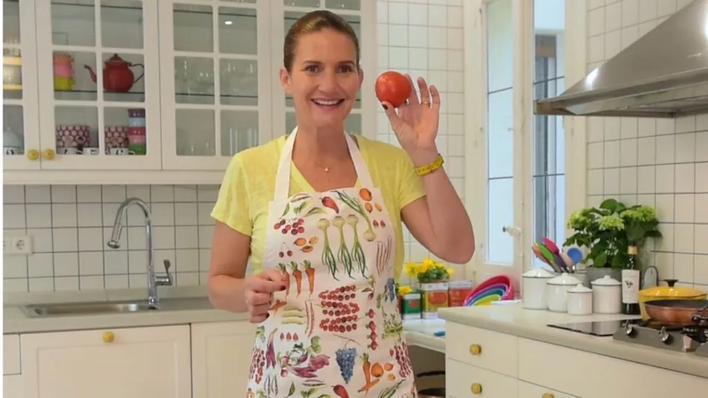 Samantha Vallejo-Nagera enseña como se pela un tomate
