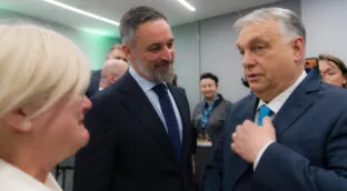 Sánchez y Feijóo celebran la derrota de Orbán y Abascal asegura que deja una «honda huella»