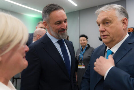 Sánchez y Feijóo celebran la derrota de Orbán y Abascal asegura que deja una «honda huella»