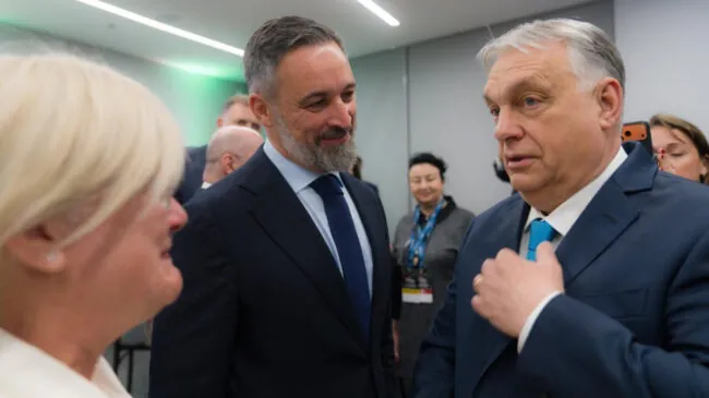 Sánchez y Feijóo celebran la derrota de Orbán y Abascal asegura que deja una «honda huella»