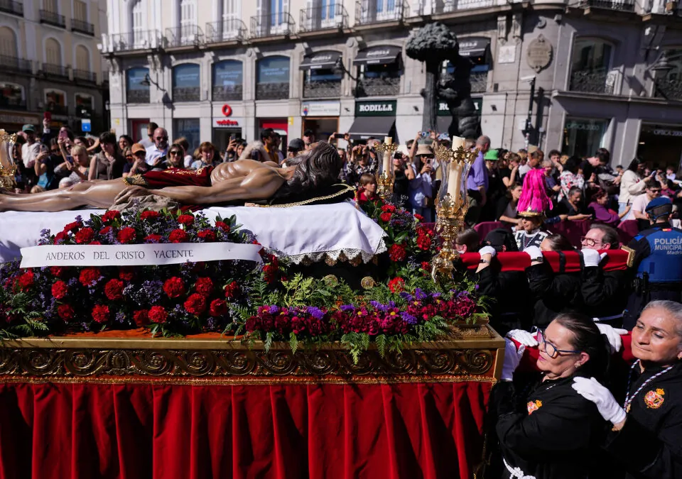 Las mejores imágenes del Sábado Santo en España