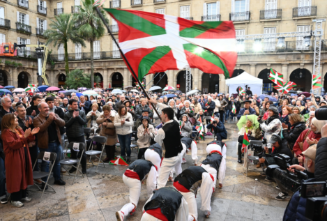 Aberri Eguna en retrato panorámico