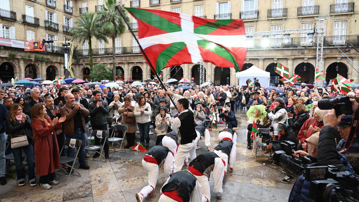 Aberri Eguna en retrato panorámico