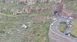 Un muerto y 27 heridos tras precipitarse un autobús por una ladera en La Gomera