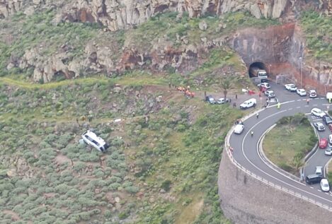 Un muerto y 14 heridos tras precipitarse un autobús por una ladera en La Gomera