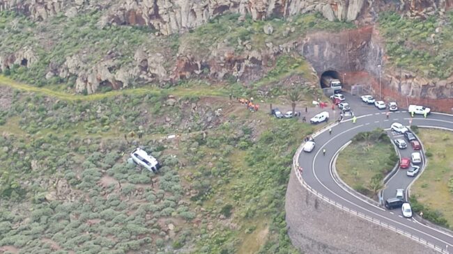 Un muerto y catorce heridos, tres graves, tras precipitarse un autobús en La Gomera