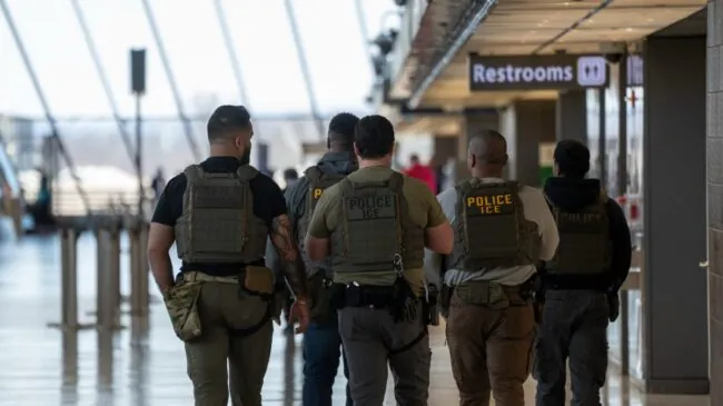 Un tribunal bloquea una ley de California que obliga al ICE a portar una identificación