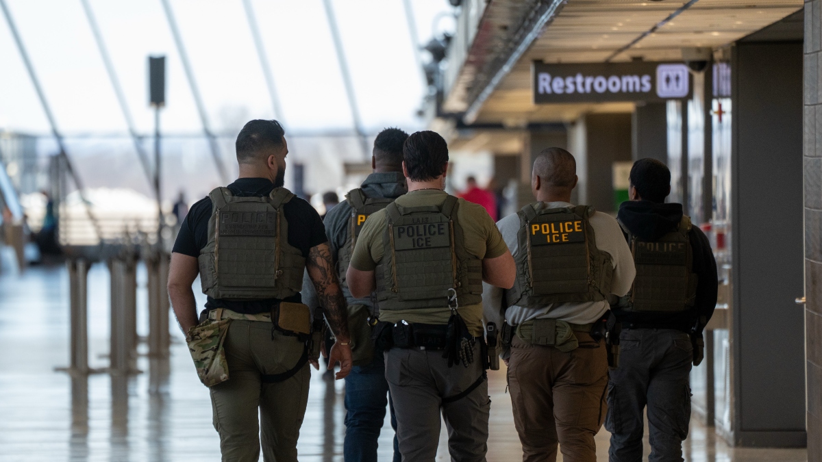 Un tribunal bloquea una ley de California que obliga al ICE a portar una identificación