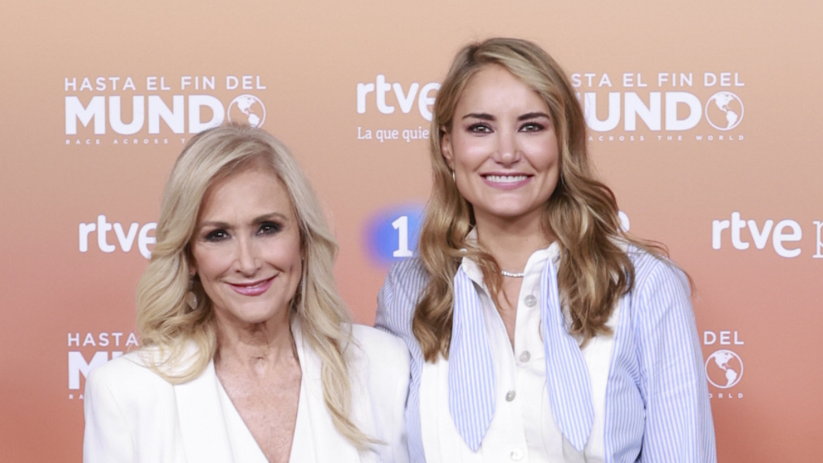 La cocina rural de Alba Carrillo en «la Suiza de Ávila»: de color blanco, muy luminosa y donde mezcla piedra y madera