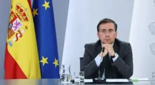 Albares subraya que «a un soldado español no se le retiene ni se le toca ni un solo segundo»