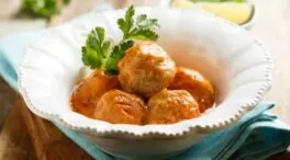 Receta de albóndigas con salsa de almendras y piñones (y mi guerra contra el calabacín)