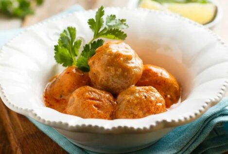 Receta de albóndigas con salsa de almendras y piñones (y mi guerra contra el calabacín)