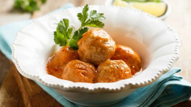 Receta de albóndigas con salsa de almendras y piñones (y mi guerra contra el calabacín)