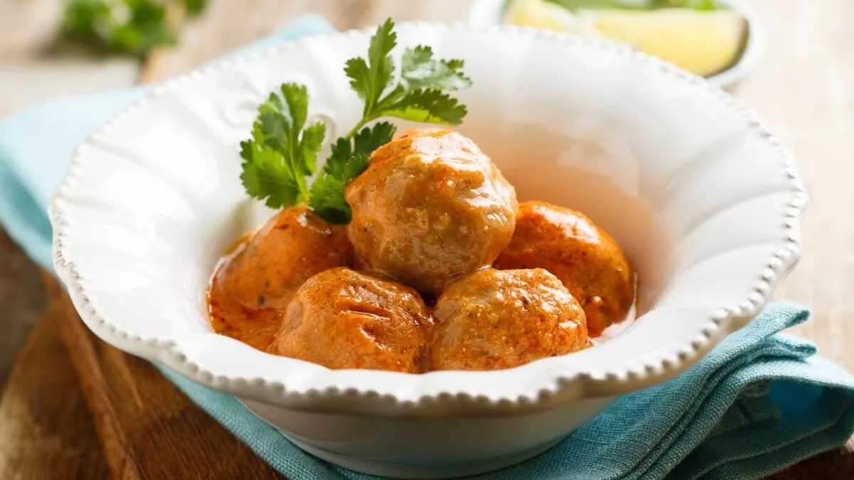 Receta de albóndigas con salsa de almendras y piñones (y mi guerra contra el calabacín)