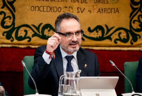 El alcalde de Móstoles descarta dimitir tras admitirse la querella por acoso a una exedil
