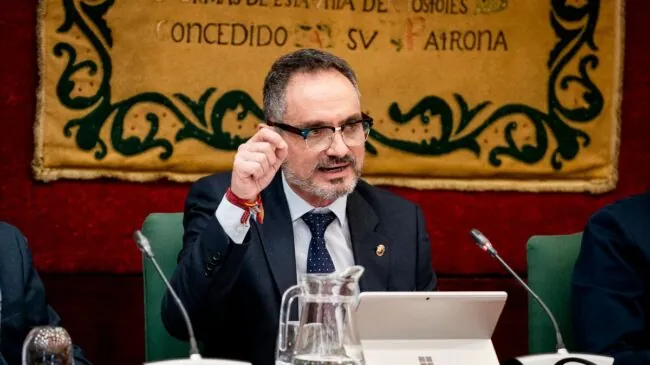 El alcalde de Móstoles descarta dimitir tras admitirse la querella por acoso a una exedil