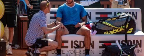 Carlos Alcaraz se retira del Conde de Godó por sus molestias en la muñeca