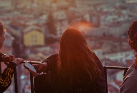 Alfred Adler, psicoterapeuta, ya lo confesó en 1933: «Hay tres pilares claves de la felicidad: la vida social, el trabajo y el amor»