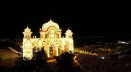 El 'alumbrao' de la portada da paso a una semana de Feria en la ciudad efímera del Real