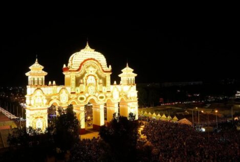 El 'alumbrao' de la portada da paso a una semana de Feria en la ciudad efímera del Real