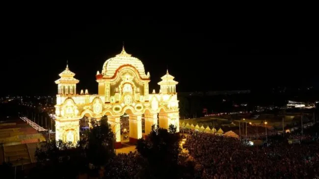 El 'alumbrao' de la portada da paso a una intensa semana de Feria en la ciudad efímera del Real