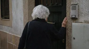 El calvario de una mujer de 91 años: ha tenido que mantener desde 2022 a sus okupas