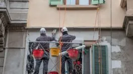 El Código Civil lo confirma: si vives en un bajo con patio, estás obligado a dejar que monten un andamio en tu propiedad para arreglar la fachada