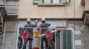 El Código Civil lo confirma: si vives en un bajo con patio, estás obligado a dejar que monten un andamio en tu propiedad para arreglar la fachada