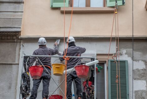 El Código Civil lo confirma: si vives en un bajo con patio, estás obligado a dejar que monten un andamio en tu propiedad para arreglar la fachada
