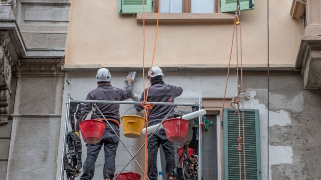 El Código Civil lo confirma: si vives en un bajo con patio, estás obligado a dejar que monten un andamio en tu propiedad para arreglar la fachada