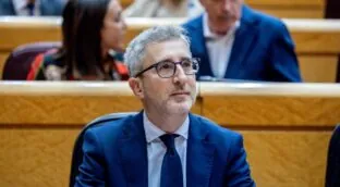 Hacienda modifica el currículum del ministro tras atribuirse como trabajo unas prácticas