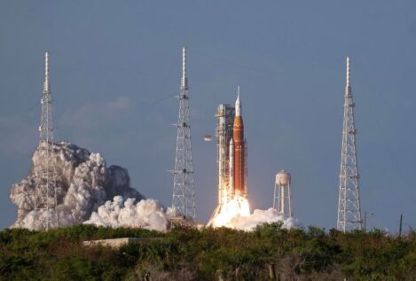 La misión Artemis II sigue su curso pese a experimentar un problema con el inodoro