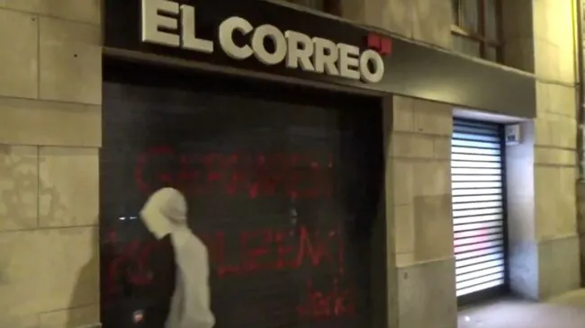 Atacan con pintura varias sedes de Vocento y la Cadena Ser en el País Vasco