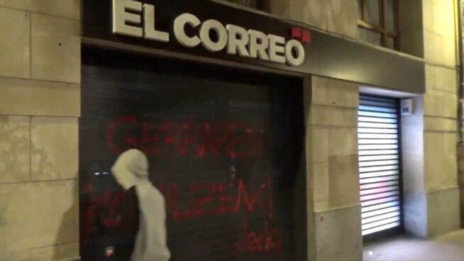 Atacan con pintura varias sedes de Vocento y la Cadena Ser en el País Vasco