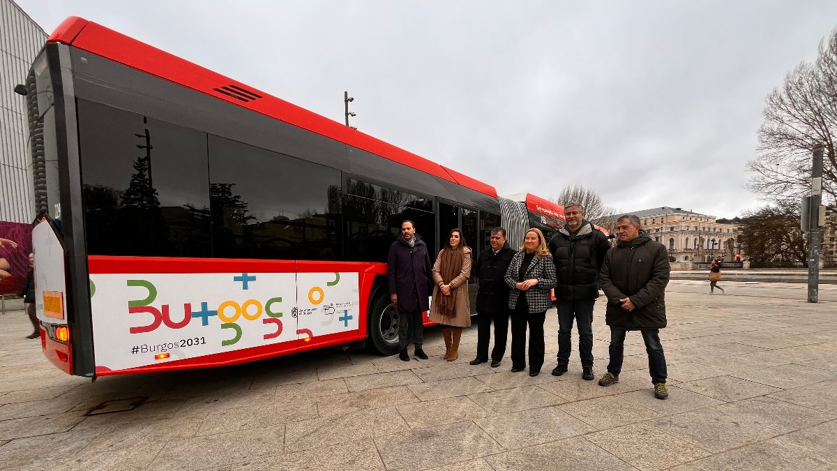 Un incendio en las cocheras municipales de Burgos afecta a 39 autobuses