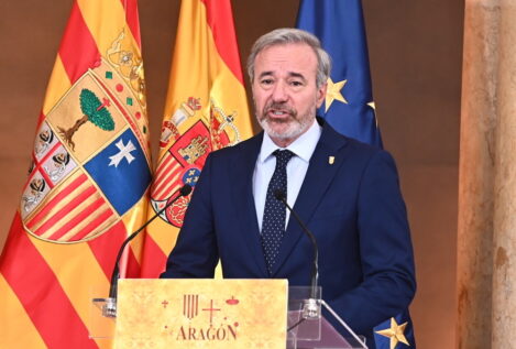 Azcón jura como presidente con la mano tendida: «Aragón avanza cuando hay acuerdo»