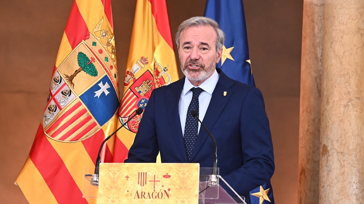 Azcón jura como presidente con la mano tendida: «Aragón avanza cuando hay acuerdo»