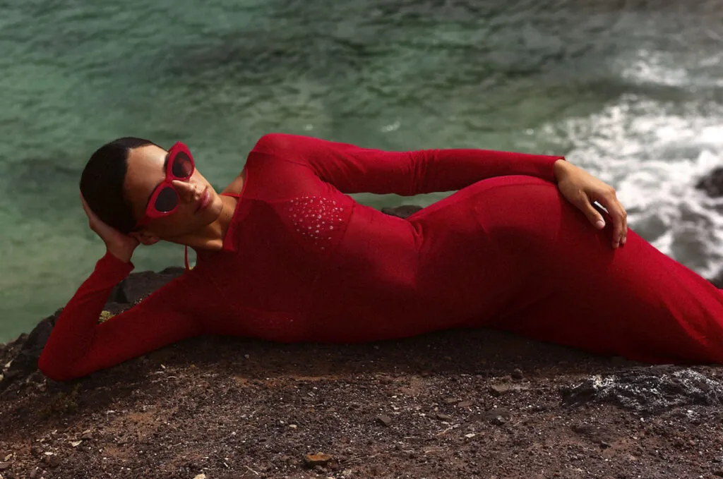 Redondo Brand ha tenido muy en cuenta al rojo en su primera colección de baño