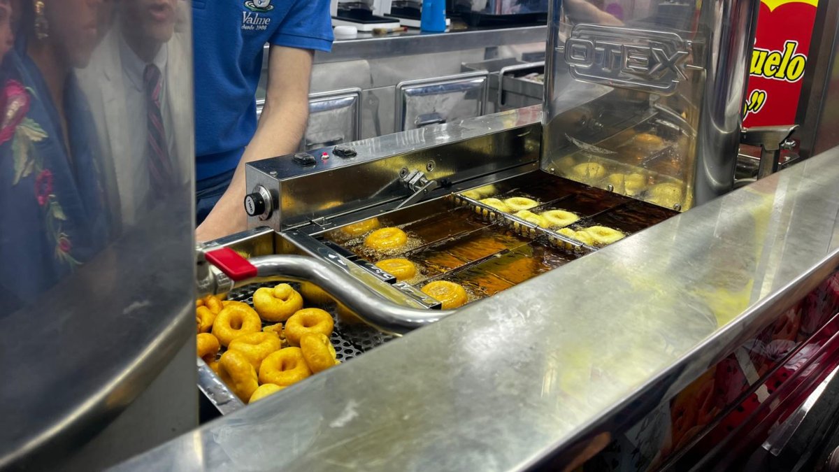 Ni rebujito ni jamón ibérico: por qué el buñuelo es el verdadero rey de la Feria de Sevilla