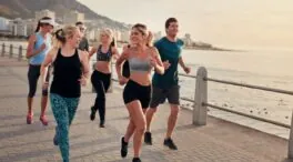 La ciencia lo respalda: caminar tres minutos a paso rápido seguidos de tres más tranquilos durante 30 minutos facilita la quema de grasa
