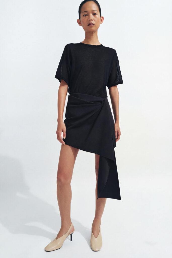 Look de camiseta y falda de Zara