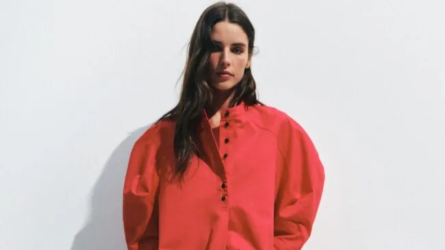 Adiós a los jerséis ligeros: llegan a Zara y Mango las cinco camisas más bonitas de la primavera perfectas para llevar con vaqueros y sandalias