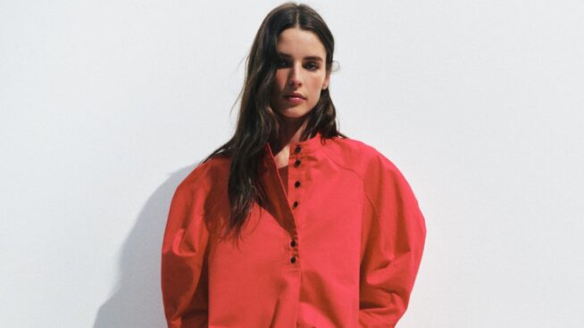 Adiós a los jerséis ligeros: llegan a Zara y Mango las cinco camisas más bonitas de la primavera perfectas para llevar con vaqueros y sandalias