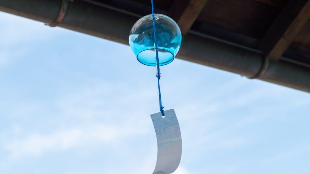 Campanillas de viento en una terraza 