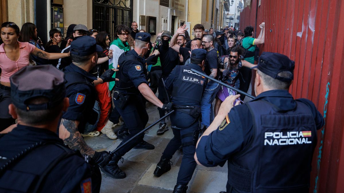 El intento de boicot del acto de Vox en Granada deja un detenido por atentado a la autoridad